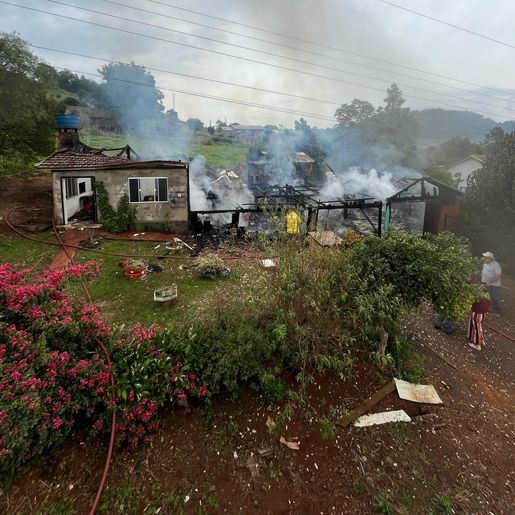 Incêndio destrói residência no interior de São José do Cedro