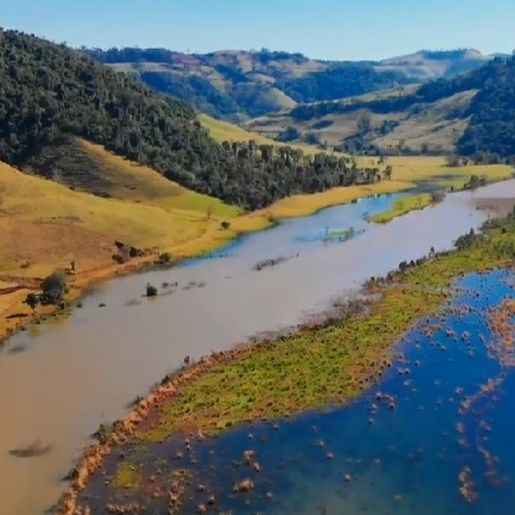 Bombeiros fazem buscas por jovem desaparecido em rio