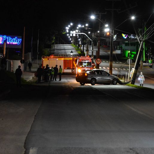 VÍDEO: Poste é partido ao meio após ser atingido por carro na Willy Barth