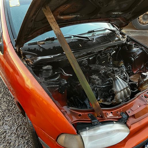 Incêndio atinge motor de carro no bairro Jardim Peperi, em SMOeste