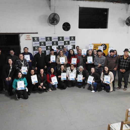 Município entrega escrituras de 38 lotes para famílias da linha Bela Vista das Flores