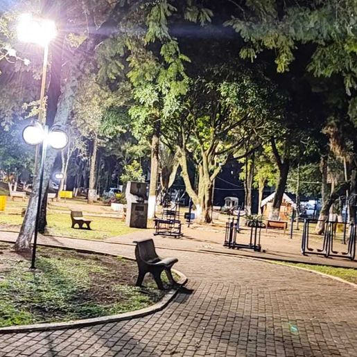 Praça central recebe nova iluminação com instalação de LED
