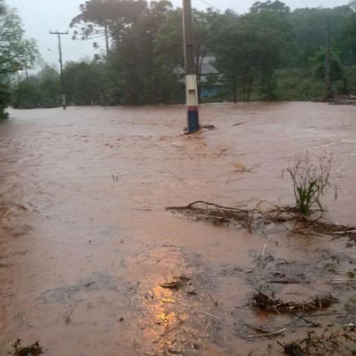 Chuva forte provoca estragos e alagamentos em cidades de Santa Catarina neste sábado