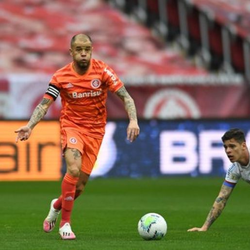 Em jogo com dois pênaltis, Inter cede empate ao Bahia no fim, mas mantém liderança