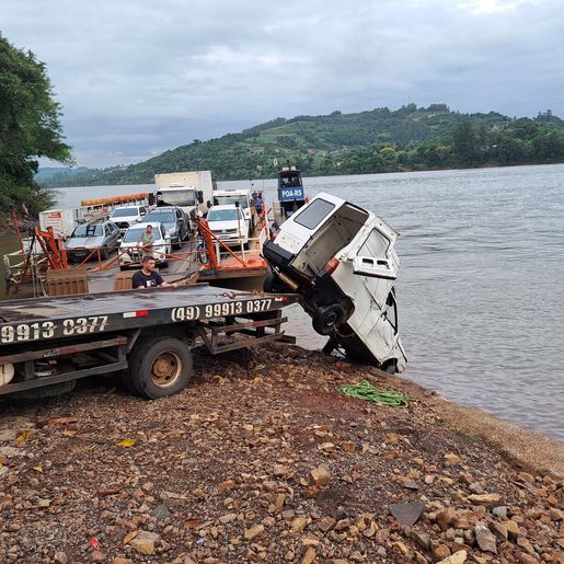 Carro é retirado da água e travessia é retomada em Itapiranga