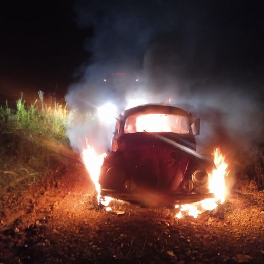 Fusca é destruído pelo fogo em São Lourenço do Oeste