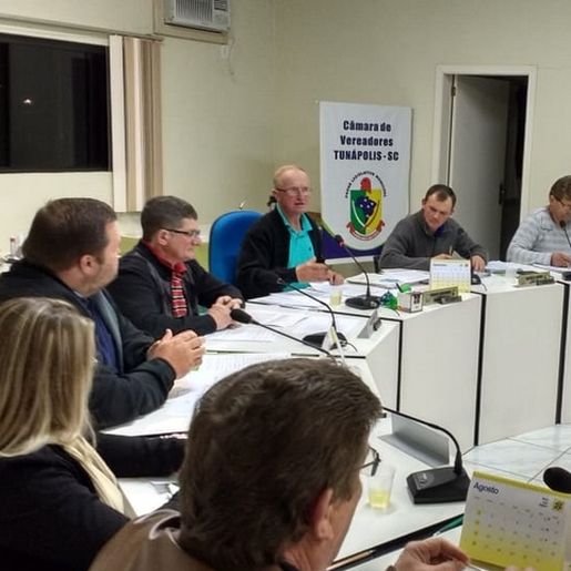 Aprovação de Projeto de Lei congela salários de políticos