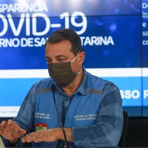 Após erro, Carlos Moisés divulga número menor de Covid-19 em Santa Catarina