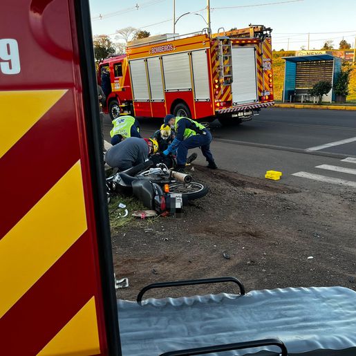 Colisão entre carro e moto deixa dois feridos em SMOeste