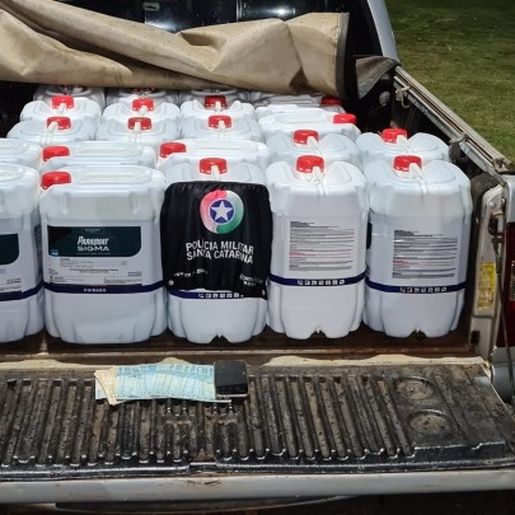 PM apreende 445 garrafas de vinho e 540 litros de agrotóxicos