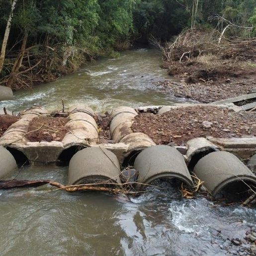 Prefeitura faz aterramento para instalação de ponte pré-moldada