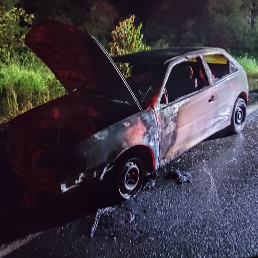 Veículo é destruído por incêndio na SC-386, em Iporã do Oeste