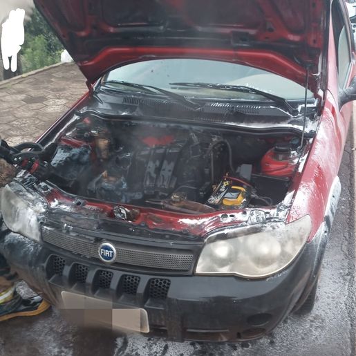 Motor de veículo pega fogo e mobiliza Bombeiros em Mondaí
