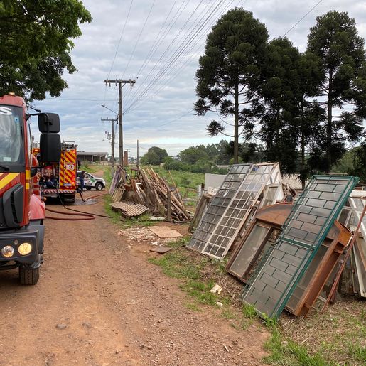 Incêndio em depósito de pneus mobiliza Bombeiros em SMOeste