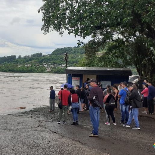 Travessia de balsa é interrompida em Itapiranga; nível do Rio Uruguai já chega próximo dos 9 metros