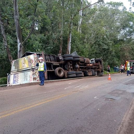 Caminhão carregado com produtos de limpeza capota na SC-305