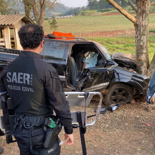 Colisão de carro contra árvore deixa um morto e três feridos no Oeste