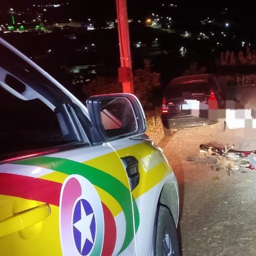 Jovem sem CNH foge da polícia e cai com moto em pátio de residência em Descanso