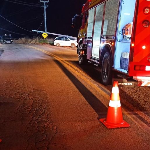 Carro bate em poste após para-brisa congelar em São José do Cedro