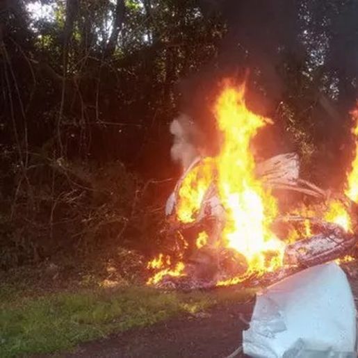 Violenta colisão entre carro e caminhão deixa quatro pessoas mortas entre SC e RS
