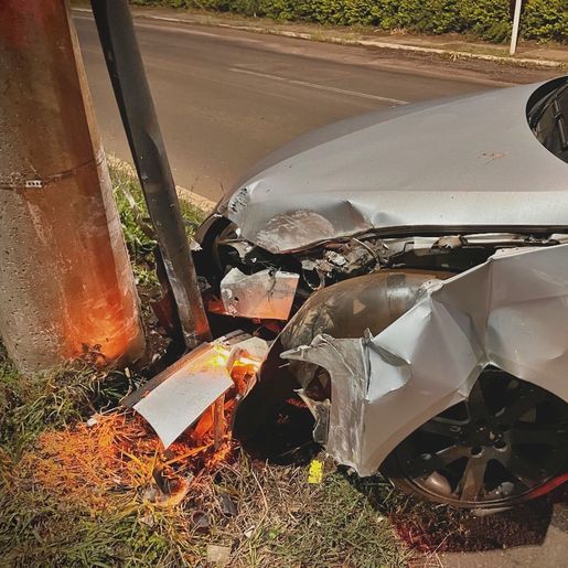Condutora perde o controle da direção e veículo se choca contra poste na Willy Barth