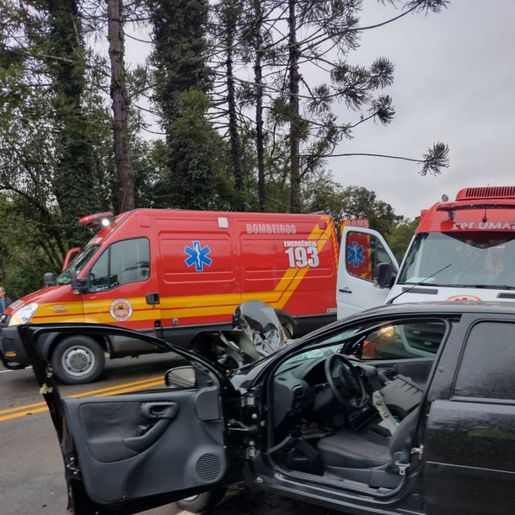 Mulher é jogada para fora do carro em saída de pista no Oeste de SC