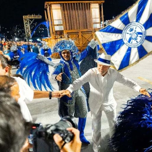 Oposição aciona TSE após homenagem a Lula em carnaval no RJ