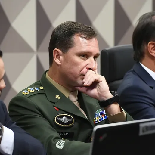 Quebra de confiança leva advogado a deixar defesa de Mauro Cid