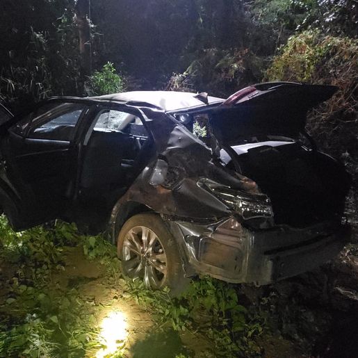 Colisão frontal seguida de capotamento deixa três feridos na BR-163