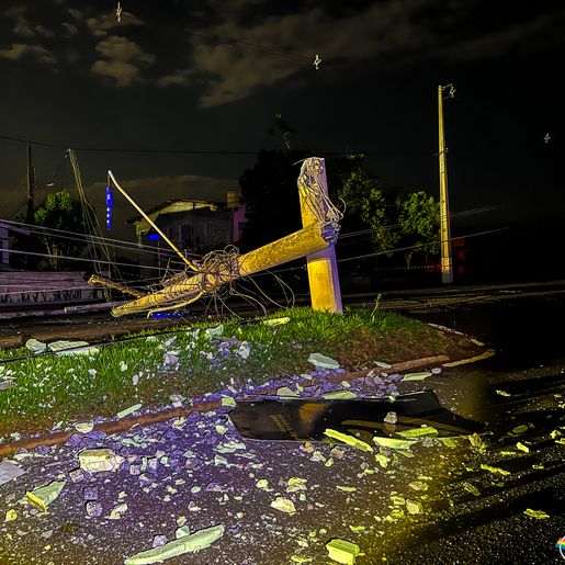 Condutor colide com caminhão em poste na Willy Barth em SMO