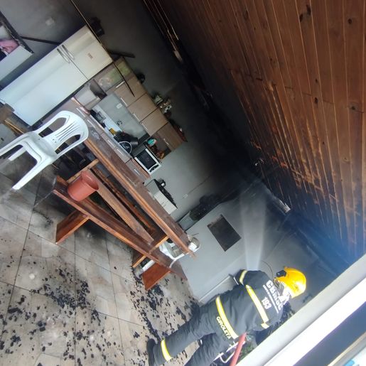 Incêndio em área de festas mobiliza bombeiros em Dionísio Cerqueira