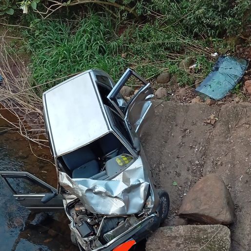 Veículo cai de ponte e deixa três feridos em Nova Itaberaba