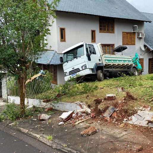 Caminhão da Casan perde freio, atinge carro e derruba muro em São Miguel do Oeste