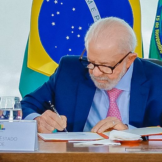 Lula sanciona lei que proíbe celulares em escolas públicas e particulares do Brasil