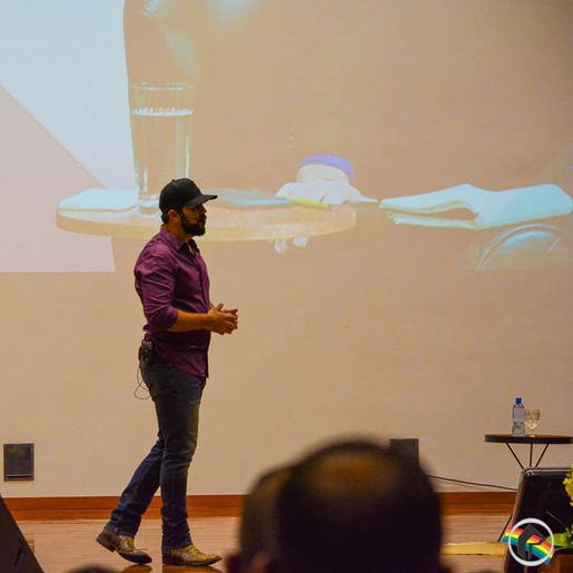 Mais de 800 pessoas prestigiam palestra com cantor e empresário Sorocaba