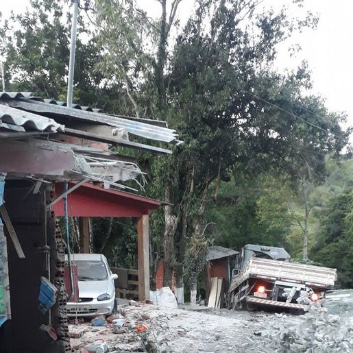 Caminhão perde o freio e motorista salta do veículo em movimento na SC-283
