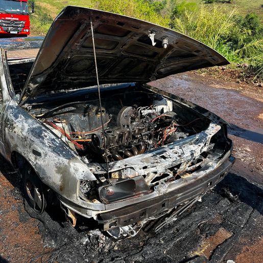 Veiculo é destruído por incêndio no interior de Bandeirante