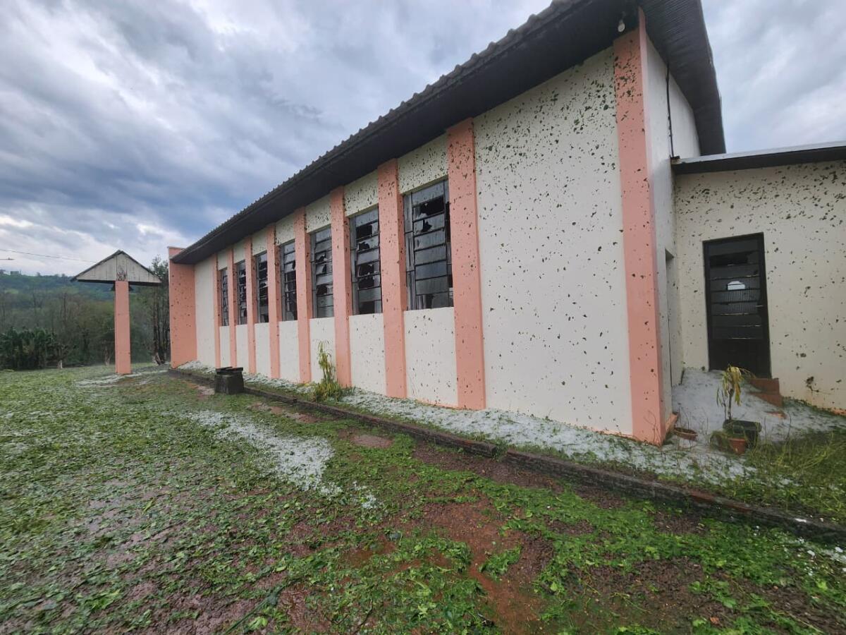 Granizo causa danos no interior de Itapiranga e destrói vidros de igreja