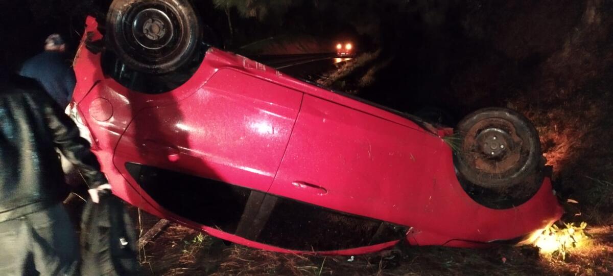 VW Gol capota após saída de pista na BR-282 em Ponte Serrada