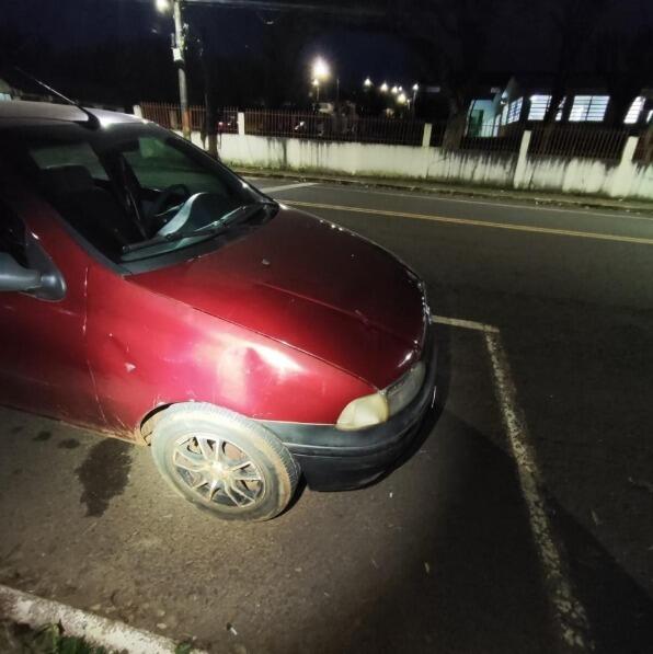 Adolescente fica ferido em acidente entre carro e motocicleta no centro de Campo Erê
