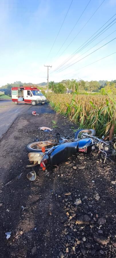 Acidente entre carro e moto deixa dois jovens gravemente feridos na SC-492