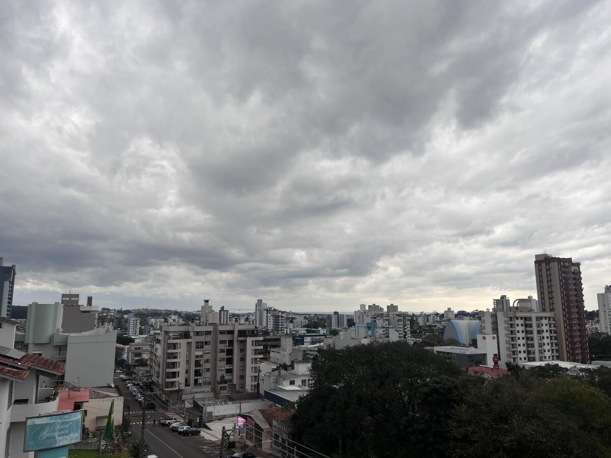 Frente fria traz chuva e temporais ao Extremo Oeste; frio intenso perde força