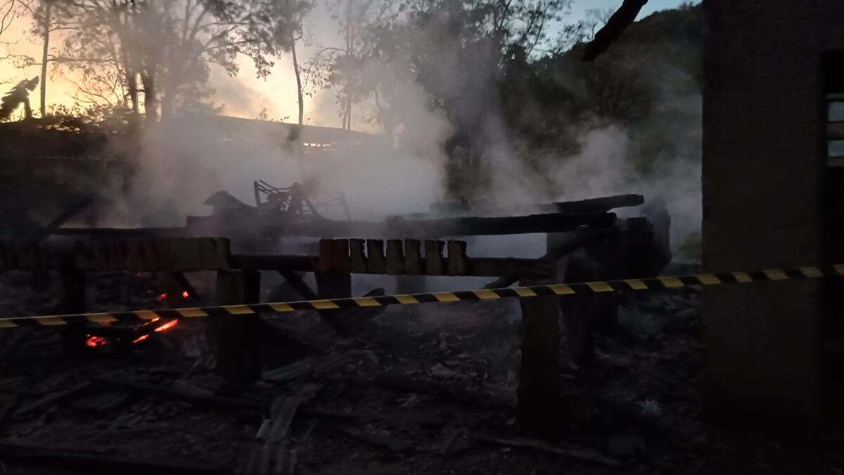 Casa de madeira é destruída por incêndio no interior de Riqueza