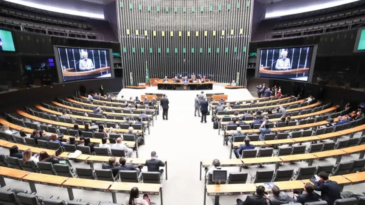 CCJ da Câmara dos Deputados avança com propostas de pisos salariais e aposentadorias