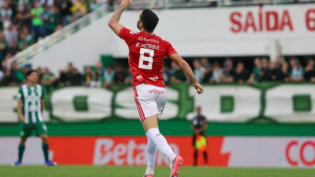 Internacional vence a Chapecoense na Arena Condá e quebra jejum de 10 partidas no Brasileirão