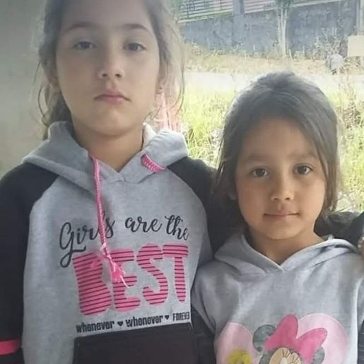 Irmãs que foram mortas pelo padrasto são sepultadas quase um mês depois