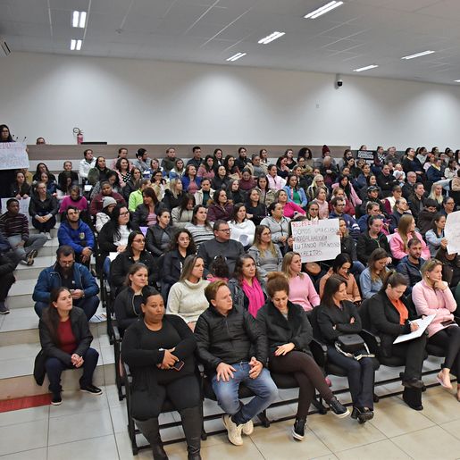 Servidores públicos municipais lotam plenário da Câmara; saiba mais