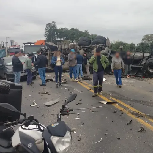 Acidente com 7 veículos deixa pessoa gravemente ferida em rodovia de SC