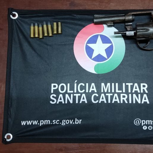 PM de Campo Erê prende idoso por posse irregular de arma de fogo