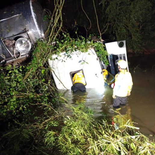 Motorista morre após caminhão descer ribanceira de 35 metros e cair em rio
